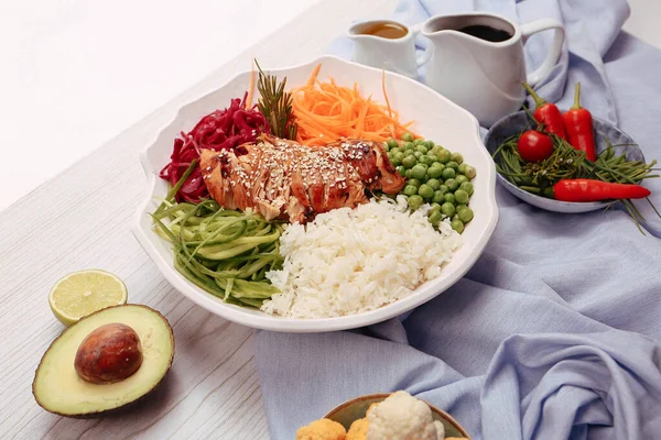 Taze salata tabağı ile karışık yeşillik