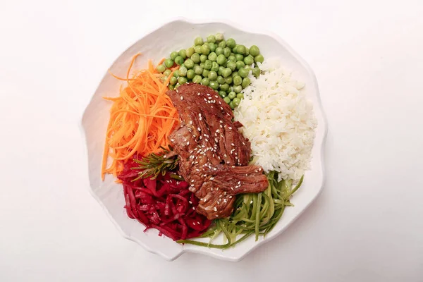 Taze salata tabağı ile karışık yeşillik