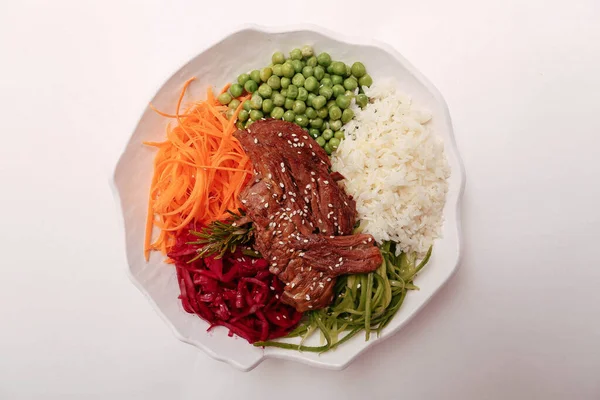 Taze salata tabağı ile karışık yeşillik