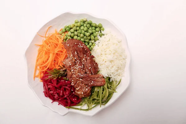 Taze salata tabağı ile karışık yeşillik