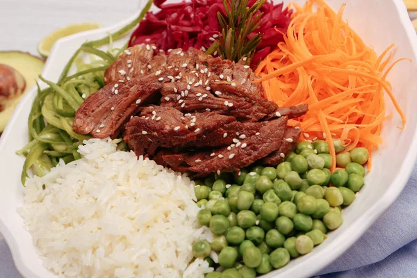 Taze salata tabağı ile karışık yeşillik