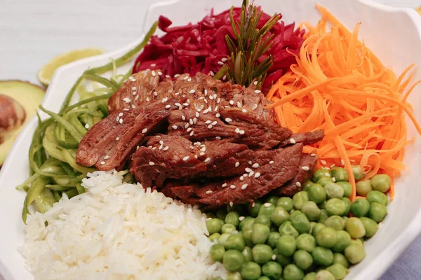 Taze salata tabağı ile karışık yeşillik