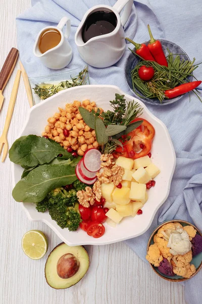 Taze salata tabağı ile karışık yeşillik