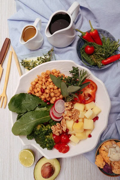 Taze salata tabağı ile karışık yeşillik