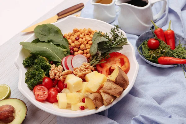 Taze salata tabağı ile karışık yeşillik