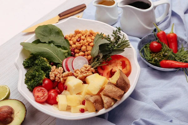 Taze salata tabağı ile karışık yeşillik