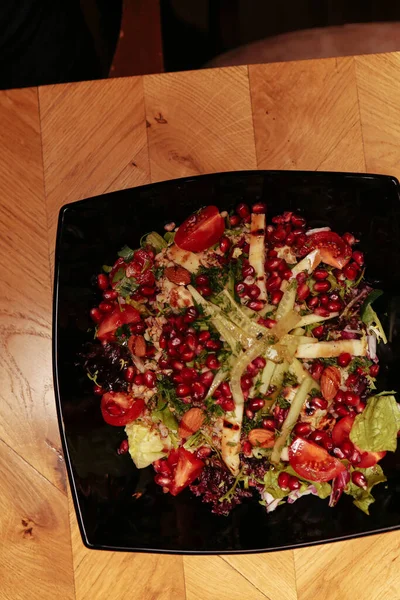 Taze salata tabağı ile karışık yeşillik