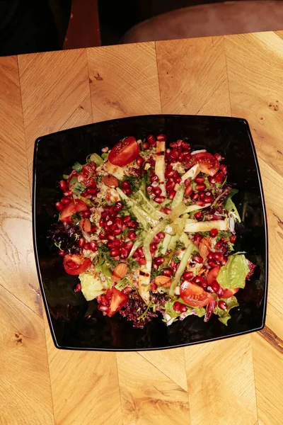 Assiette Salade Fraîche Avec Des Légumes Mélangés — Photo