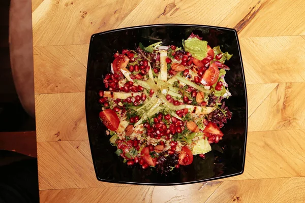 Taze salata tabağı ile karışık yeşillik