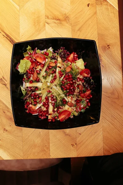 Taze salata tabağı ile karışık yeşillik