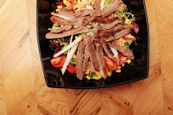 Taze salata tabağı ile karışık yeşillik