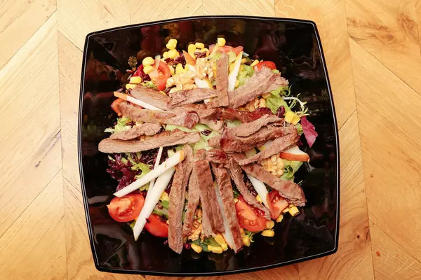 Taze salata tabağı ile karışık yeşillik