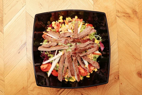 Taze salata tabağı ile karışık yeşillik