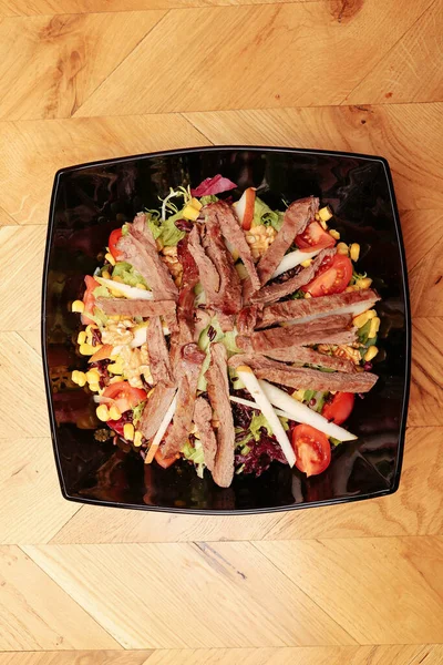 Taze salata tabağı ile karışık yeşillik