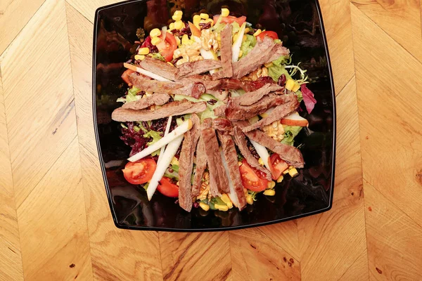 Taze salata tabağı ile karışık yeşillik