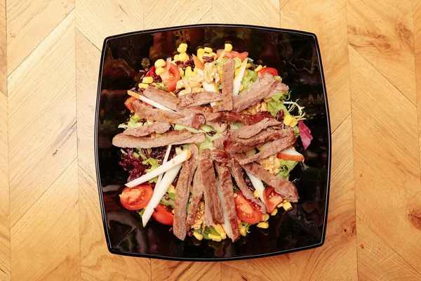 Taze salata tabağı ile karışık yeşillik