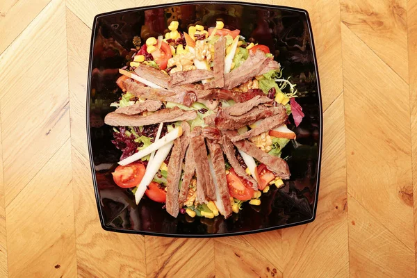 Taze salata tabağı ile karışık yeşillik