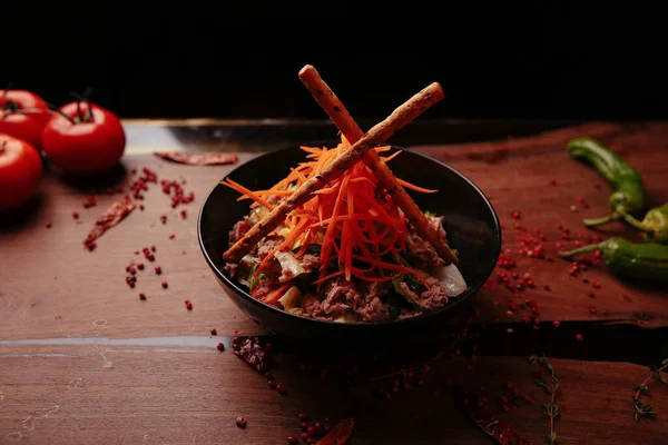 Taze salata tabağı ile karışık yeşillik