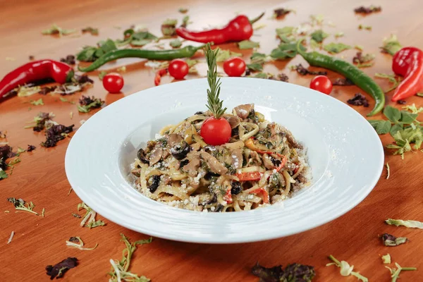 Taze salata tabağı ile karışık yeşillik