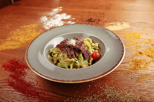 Taze salata tabağı ile karışık yeşillik