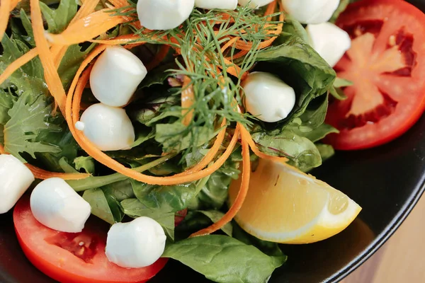 Frischer Salatteller Mit Gemischtem Gemüse — Stockfoto