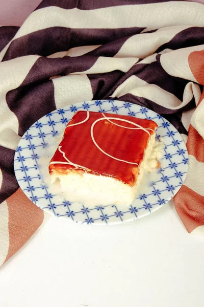 Tafel Mit Leckerem Kuchen Auf Dem Tisch — Stockfoto