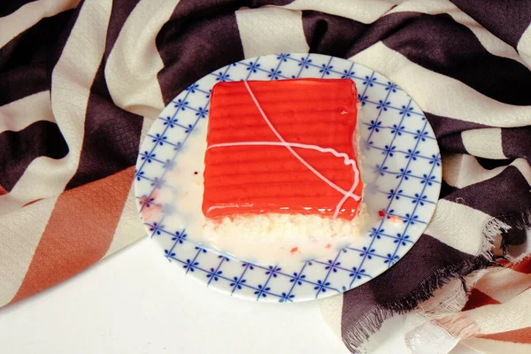 Tafel Mit Leckerem Kuchen Auf Dem Tisch — Stockfoto