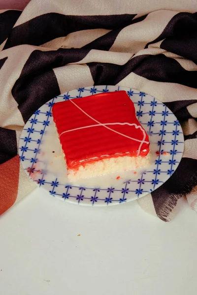 Tafel Mit Leckerem Kuchen Auf Dem Tisch — Stockfoto