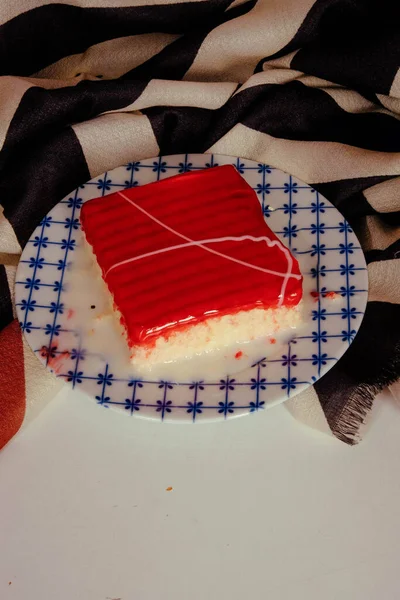 Tafel Mit Leckerem Kuchen Auf Dem Tisch — Stockfoto