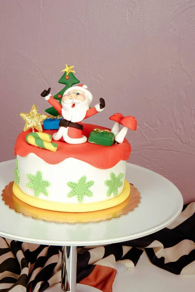 Plateau Avec Délicieux Gâteau Sur Table — Photo