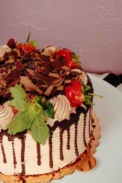 Tabuleiro Com Delicioso Bolo Mesa — Fotografia de Stock