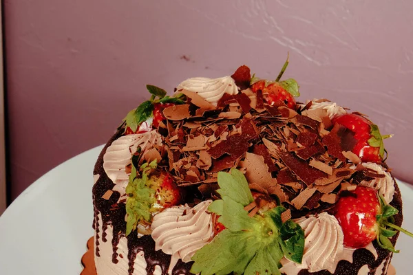 Tabuleiro Com Delicioso Bolo Mesa — Fotografia de Stock