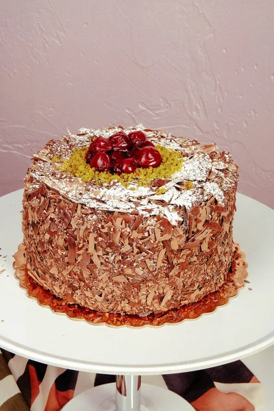 Tabuleiro Com Delicioso Bolo Mesa — Fotografia de Stock