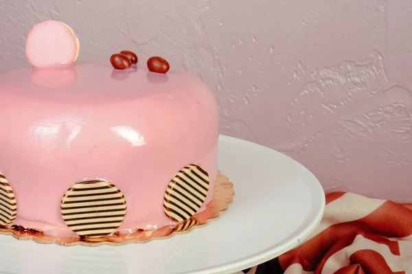 Tabuleiro Com Delicioso Bolo Mesa — Fotografia de Stock