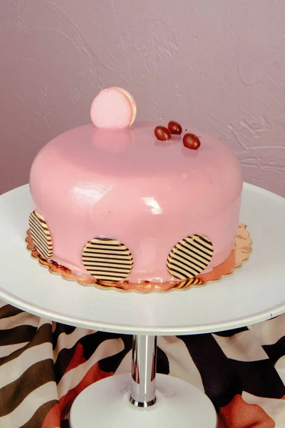 Plateau Avec Délicieux Gâteau Sur Table — Photo