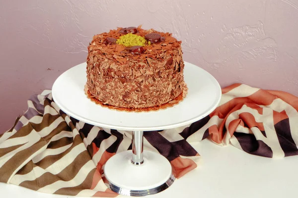 Plateau Avec Délicieux Gâteau Sur Table — Photo