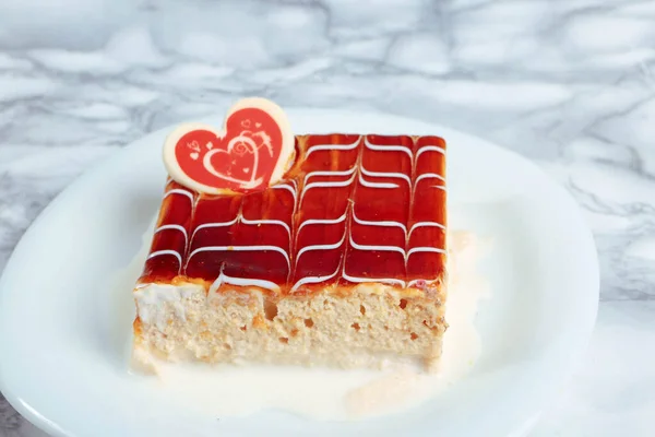 Tafel Mit Leckerem Kuchen Auf Dem Tisch — Stockfoto