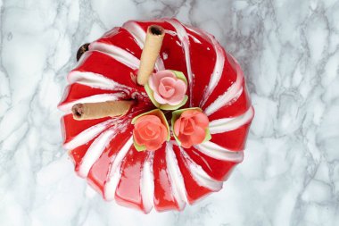 Masada lezzetli bir pasta var.