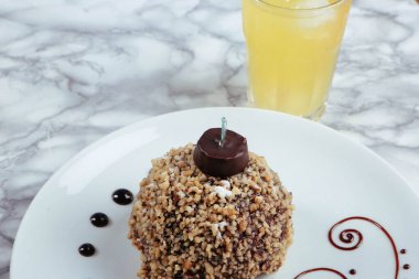 Masada lezzetli bir pasta var.