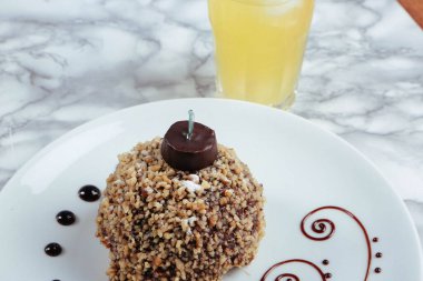 Masada lezzetli bir pasta var.