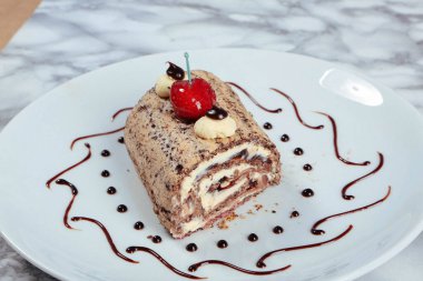 Masada lezzetli bir pasta var.