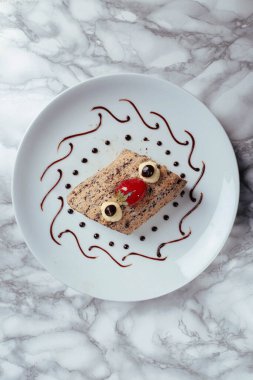 Masada lezzetli bir pasta var.