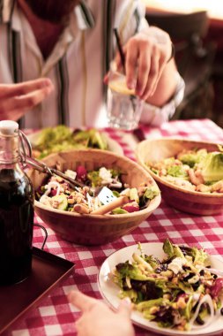 çekici beyaz salata, odak üstünde el yemek kadın ve çatal gülümseyen portresi.