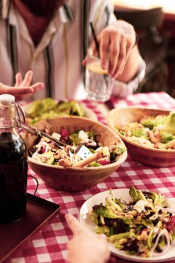 çekici beyaz salata, odak üstünde el yemek kadın ve çatal gülümseyen portresi.