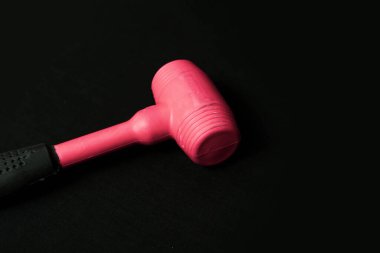 kırmızı ve siyah plastik çekiç