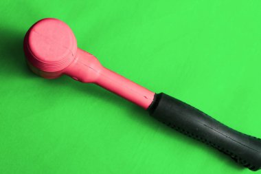 kırmızı ve siyah plastik çekiç
