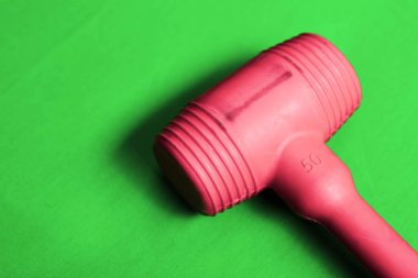 kırmızı ve siyah plastik çekiç