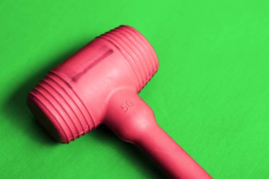 kırmızı ve siyah plastik çekiç