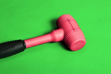 kırmızı ve siyah plastik çekiç