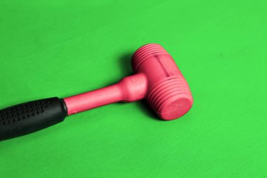 kırmızı ve siyah plastik çekiç